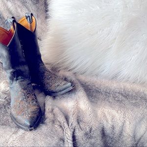 Gently used pair of “distressed cross” Old Gringo cowboy boots. Very nice